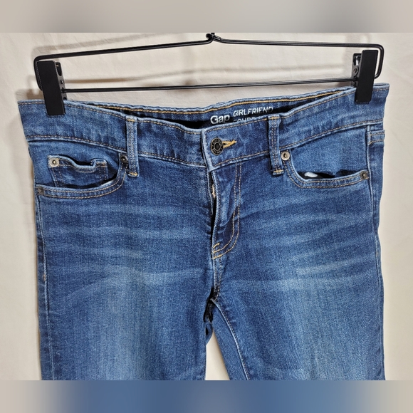 GAP girlfriend distressed jeans 0/25R equivalent XS per size chart great shape. - Picture 2 of 5